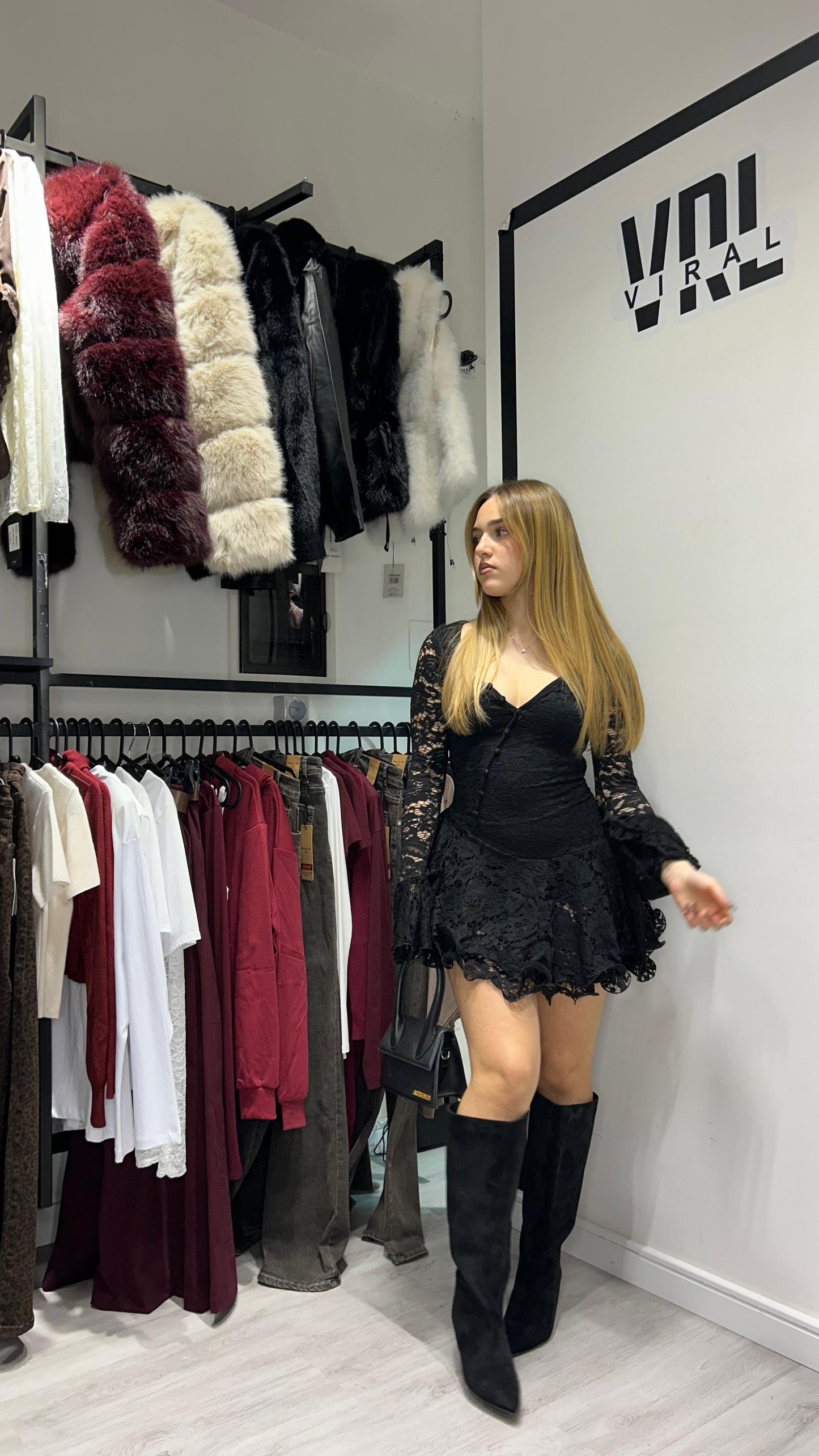 Vestitino con balze in pizzo